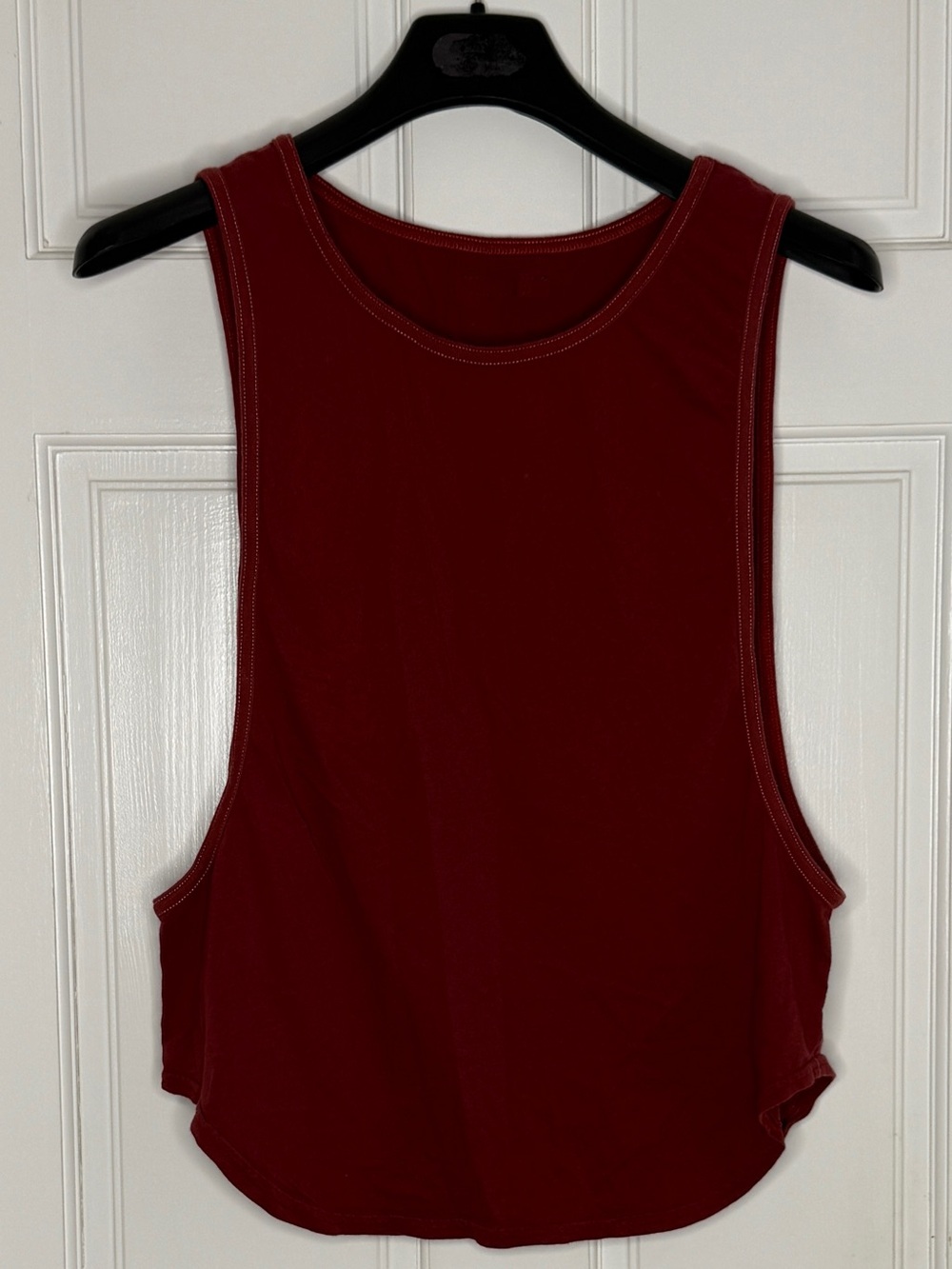Sleeveless Scoop Neck Tank Top in Wine